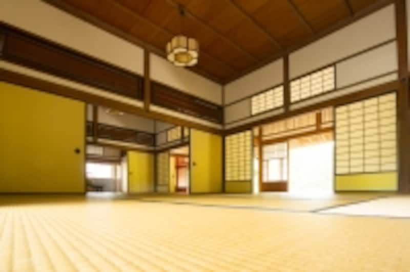 慣れていない座敷でのマナーは、けっこう見られているもの