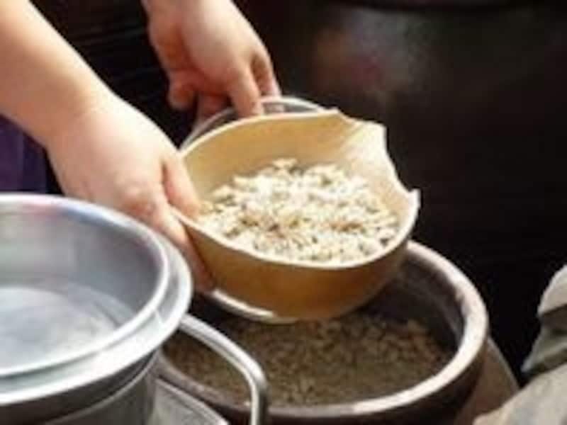 米に小麦粉を加えて作るマッコリも料の米に小麦粉を多いですが、小麦粉など余分な材料を加えない生マッコリの美味しさは格別です