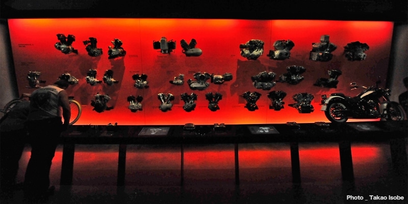 歴代エンジンがずらりとかけられた真っ赤な壁。