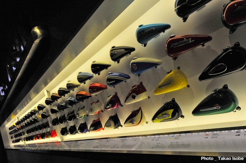 歴代タンクがずらり。デザインにこだわるハーレーダビッドソンならでは。