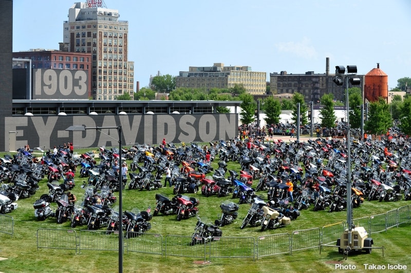 大きなイベントはもちろん、週末や大型連休にもこうしてアメリカのハーレー乗りが自慢のバイクでやってくるのです。