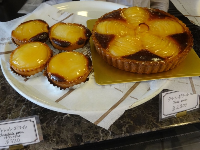 「パティスリー ビガロー」のショーケース上に並ぶ焼きっぱなしの洋梨のタルト