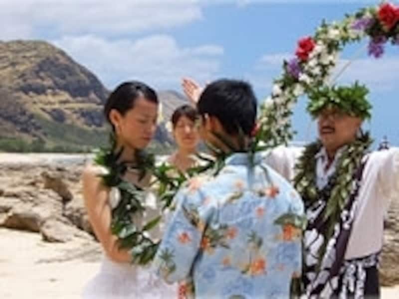 イルカと触れあう人気プログラム「ドルフィン＆ユー」（www.irukahawaii.com）でも古典式のウエディングをプロデュース