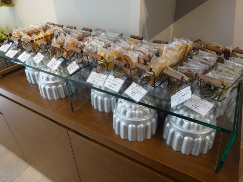 「エクラデジュール」に並ぶ様々な焼き菓子。サヴォア地方の伝統菓子に使われる型もディスプレイされている