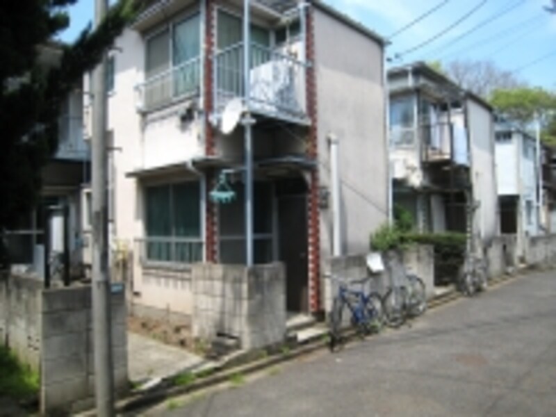 学生向きの古いアパートも点在。もちろん、規模は小さいものの、都心に比べれば日当たり、通風などには恵まれている