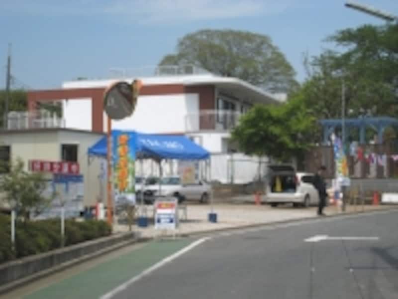 土地の販売現地。まとまった土地を細かく分けて分譲する方法で、ここでは10区画以上が販売されていた