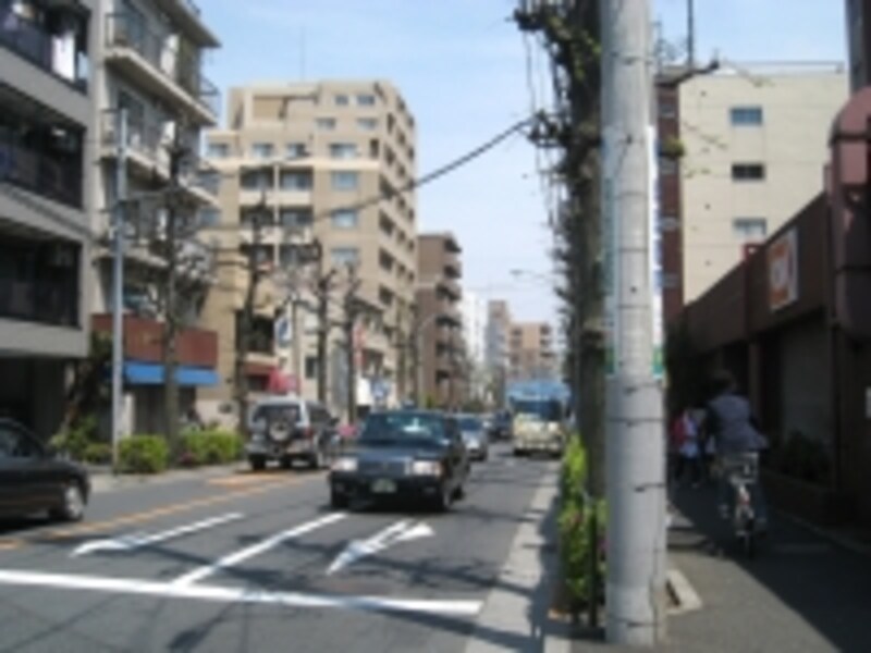 新青梅街道沿いには新旧取り混ぜてマンションも。デザイナーズらしい賃貸物件も見かけた