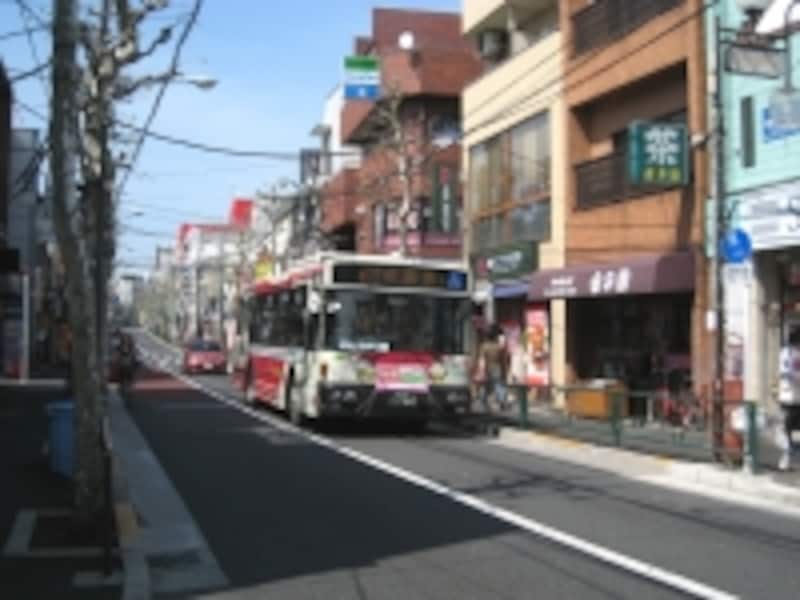 中杉通り沿いの商店街。中杉通りは阿佐ヶ谷から南に向かうに連れて細くなっている