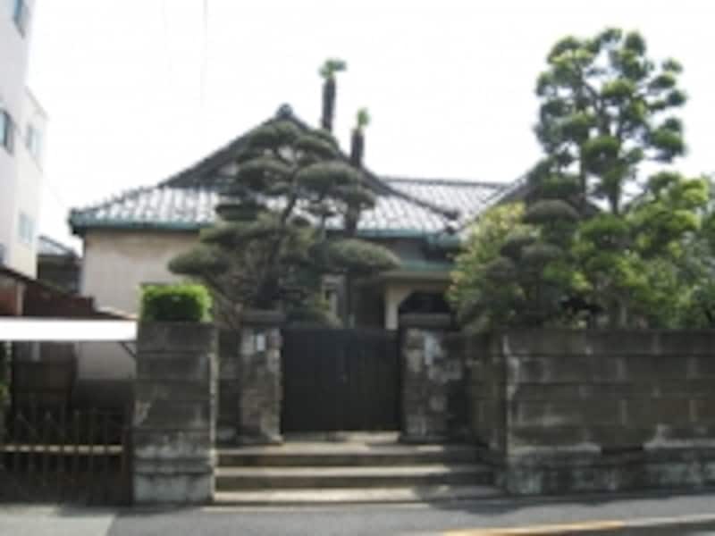 中杉通り沿いに残されていた洋館。住宅街の中にも由緒のありそうな住宅が点在していた