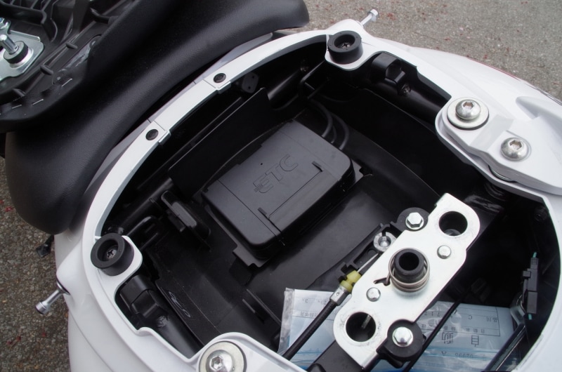 リアシート下にはETCが。その他にも多少は荷物が入りそう