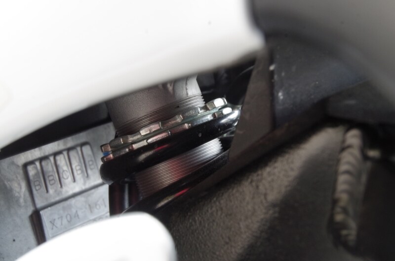 隼(ハヤブサ)は前後ともフルアジャスタブルサスペンション。写真はリアサスペンション。プリロードがある程度かかっているのがわかる。