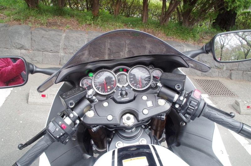 隼(ハヤブサ)のハンドル位置は決して低くはありませんが、タンクが長いので結果的には前傾姿勢をよぎなくされる