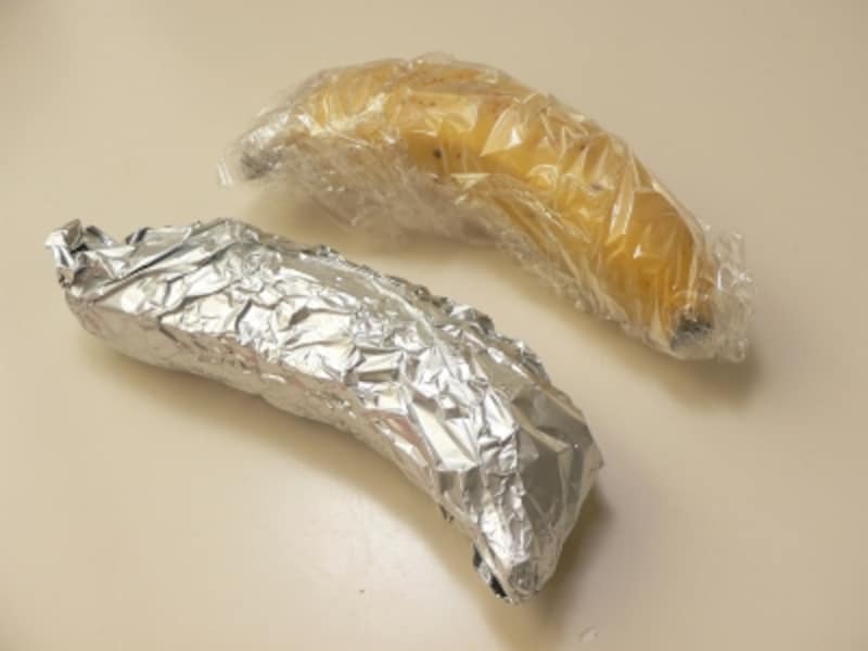バナナの保存法：ラップやアルミホイルに包む