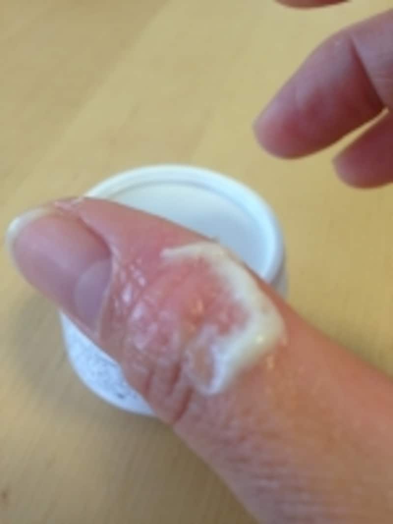 冬になると親指のひび割れにガイド自身が悩まされます。そんな時に活用しているハーブ浸出油とハンドクリームの紹介です