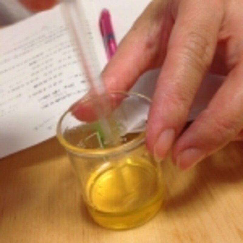 ブリキ缶の工程と同様に材料を1つのビーカーに入れて溶かして良く混ぜたら容器に入れて常温で固めれば出来上がり!