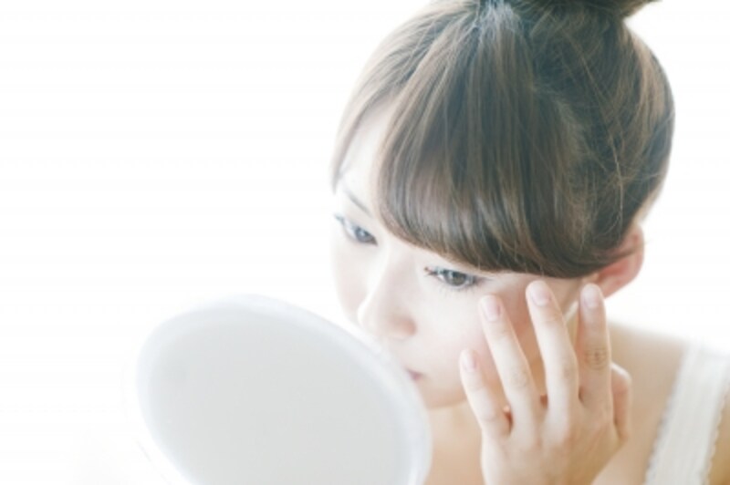 鏡を見る女性