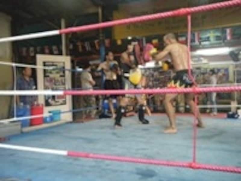 カオサンロードという土地柄、外国人旅行者の体験入門者が多い