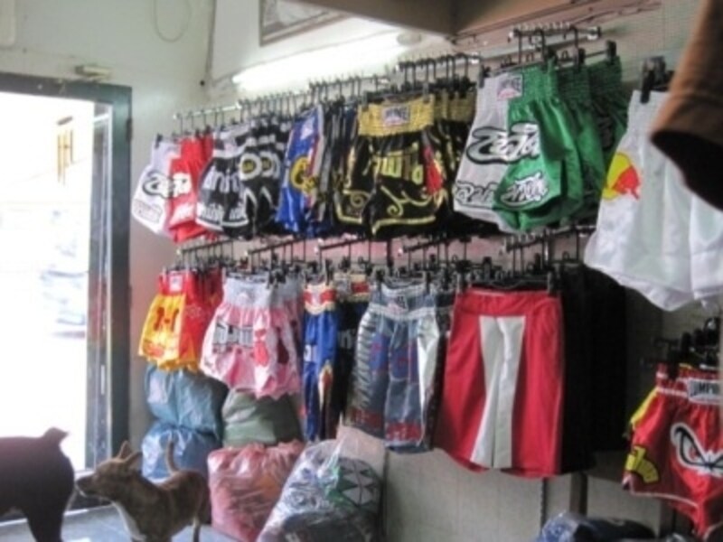 露店よりもスタジアム近くの専門店に行ったほうがかわいいデザインのムエタイパンツが手に入る！