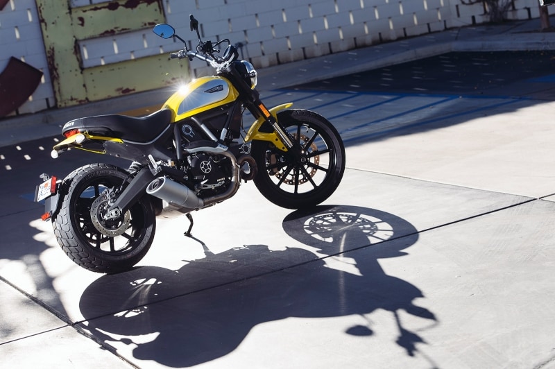 ストリートシーンに映えるスクランブラー