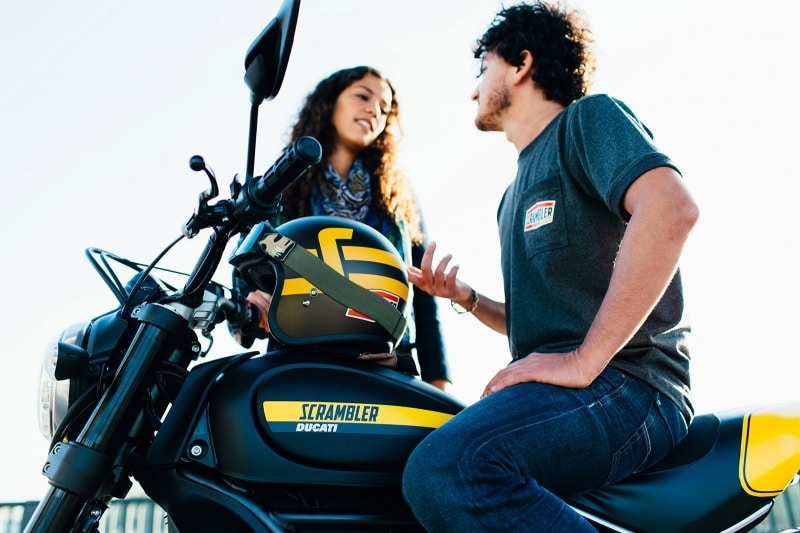 ジェットヘルメットにゴーグルというダートスタイルがスクランブラーには似合いますね