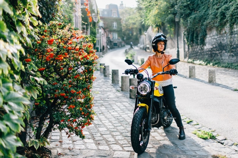 スクランブラーに乗る女性ライダーが街中を颯爽と駆け抜ける……そんなシーンが日常となるかも