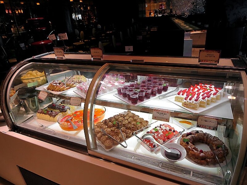 プラチナビュッフェ デザートのブッフェ台