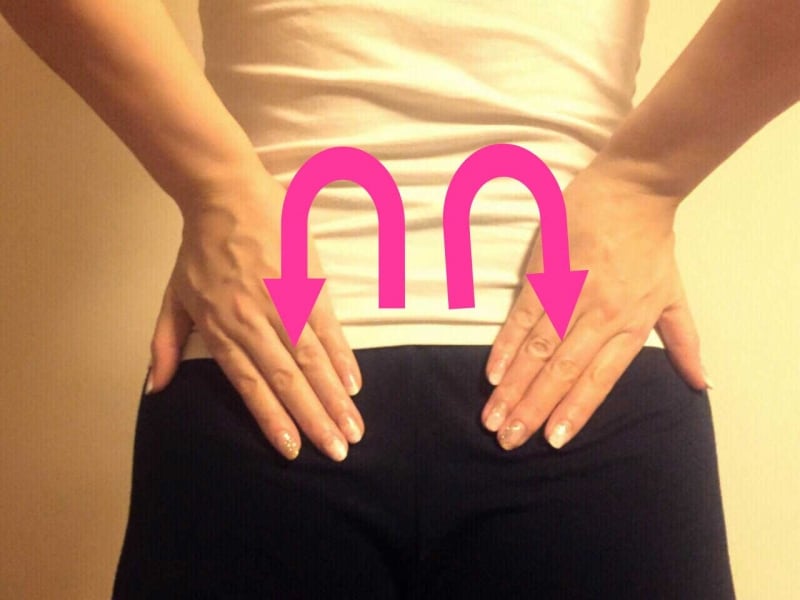 腰全体を温めるようにさする