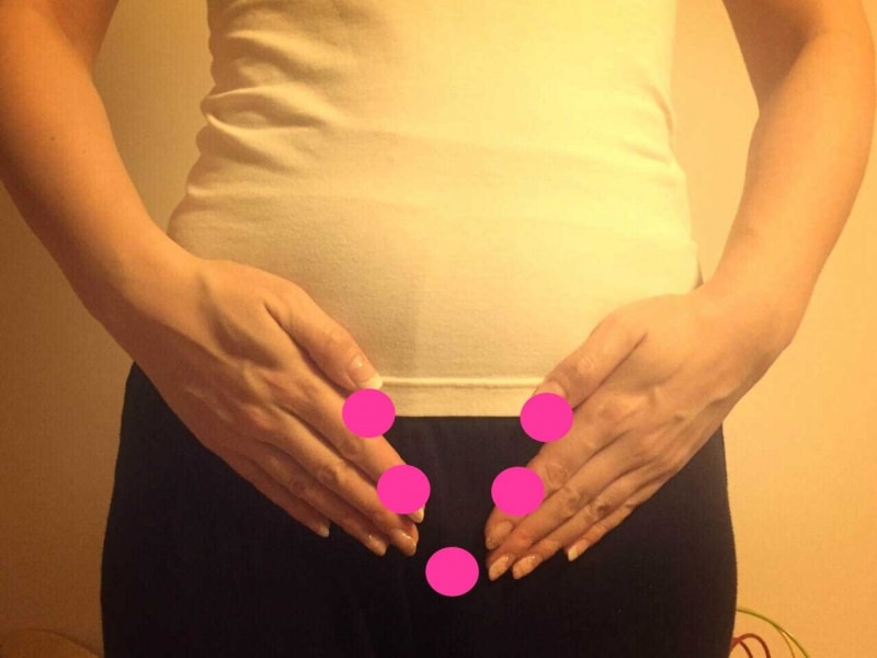 仙骨と尾骨を押す