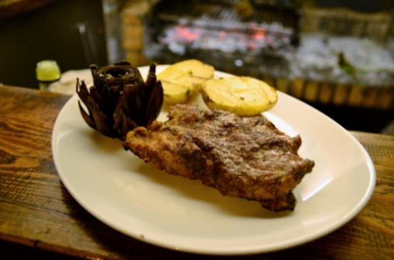 イベリコ豚の炭火焼ステーキは柔らかくてジューシー