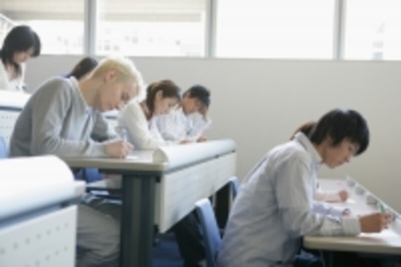 試験を受けている