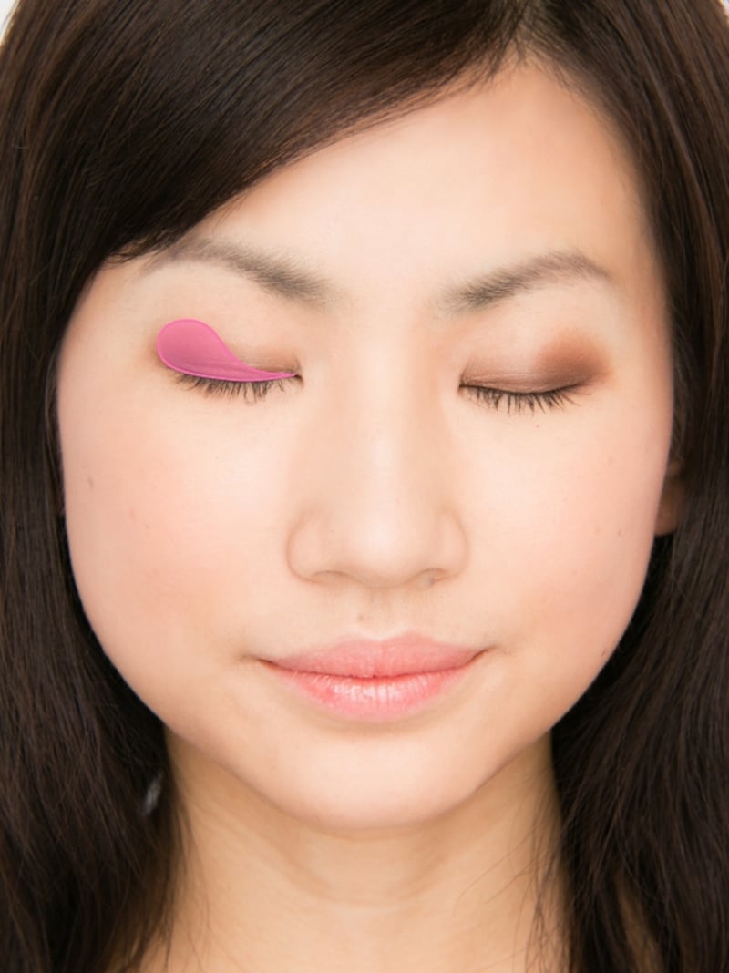 2色目のアイシャドウは勾玉状に入れる