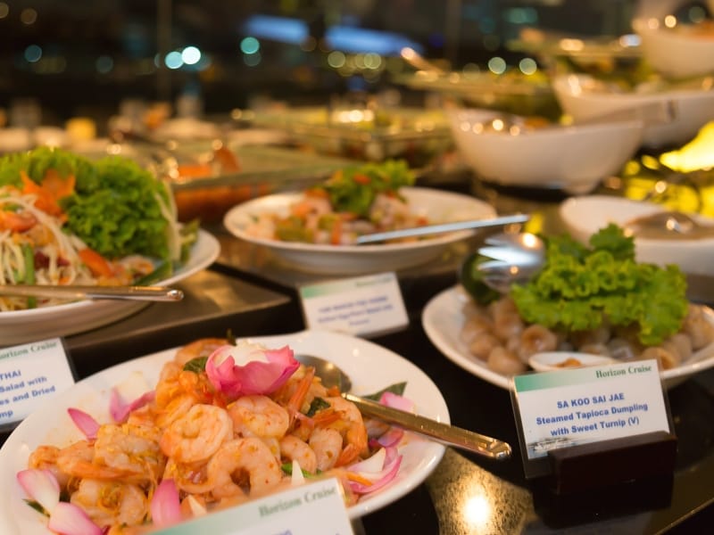 ホテル主催のディナークルーズだけあってタイ料理も 洗練された味