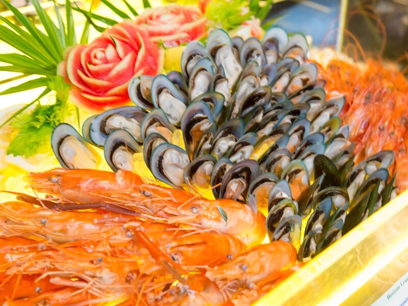 人気のシーフードコーナー。寿司や刺身もあり