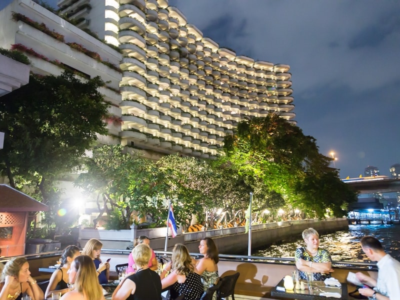 川沿いで一際大きく豪華なホテルが シャングリラ・バンコク