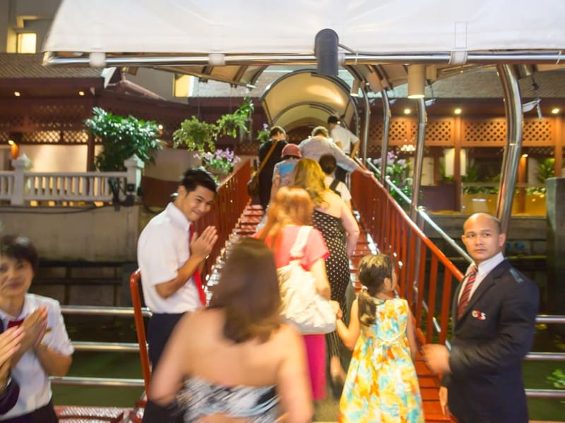 クルーザーに乗り込むゲスト達は皆 ドレスアップしている