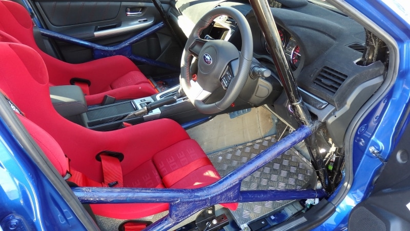 ラリーでの激しい走行には欠かせないロールケージ