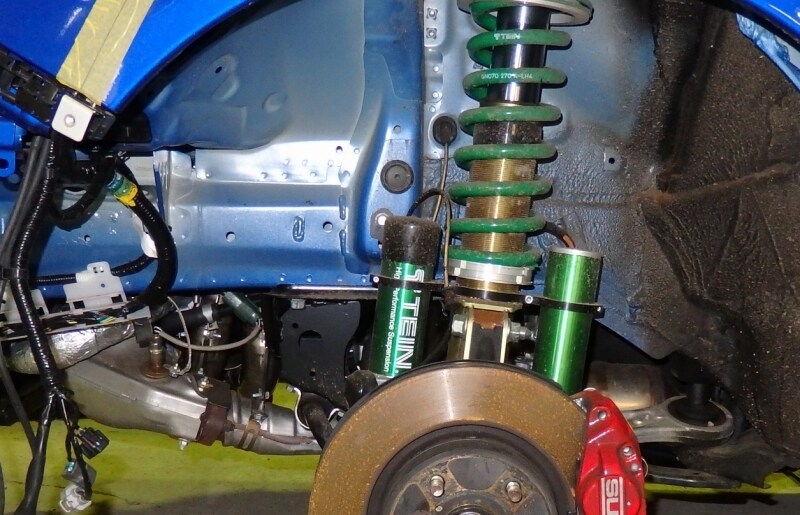 衝撃を抑えるダンパーは「テイン」社のものを装備