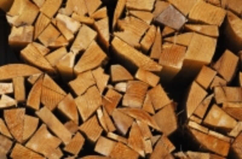 ロケットストーブの燃料は薪や小枝などの木質バイオマス