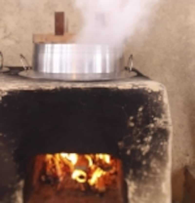 昔から煮炊きに使われてきたかまど。ロケットストーブはその流れを汲む暖房器具です