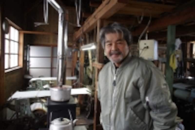 京丹後市の地域活性化を望み織物工場の一角で日々ロケットストーブ開発を続ける宇野勝さん