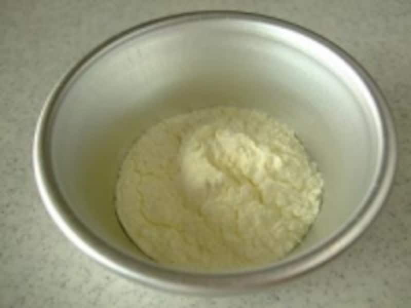 牛乳を濃縮し水分と脂肪分を飛ばした粉末の乳製品