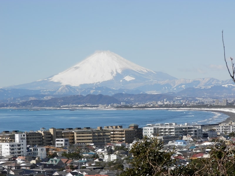 仏舎利塔から望む富士山や相模湾