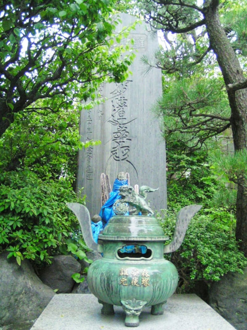 青い布が巻かれた元使塚