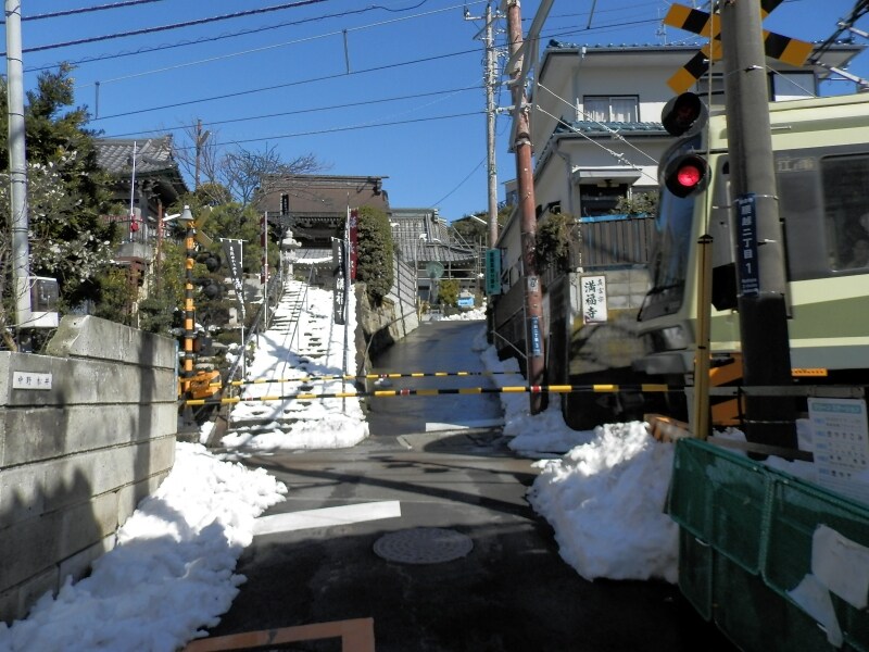 江ノ電の踏切と満福寺