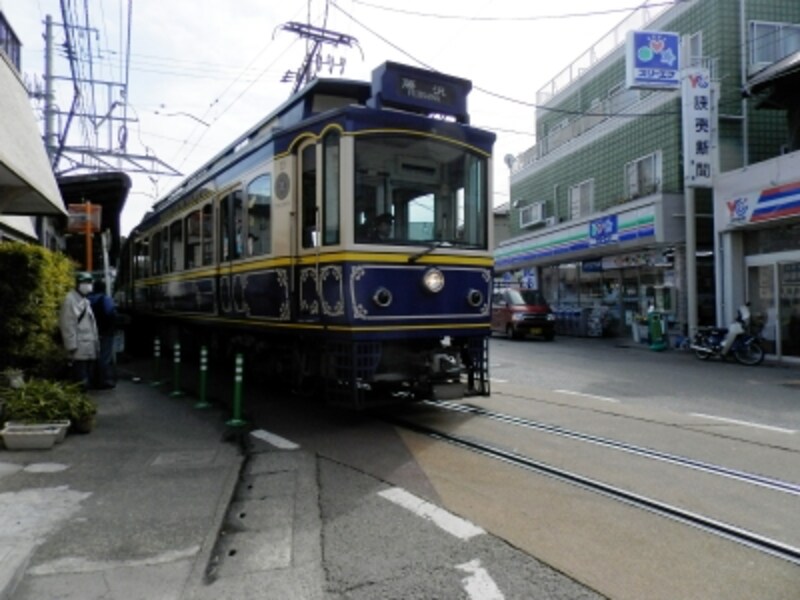 路面電車となる江ノ電とともに道を歩いて