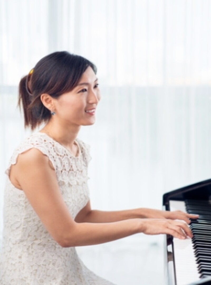 女性がピアノを弾いている写真