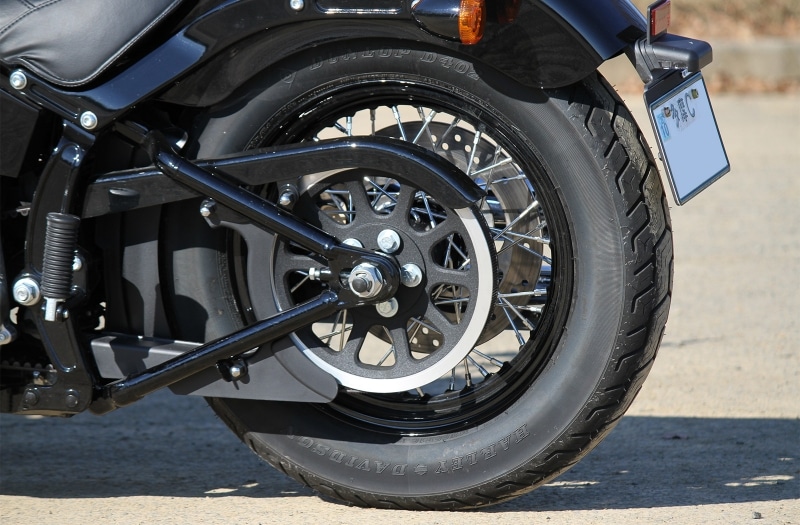 150mmと、ソフテイル系ではもっとも細いタイヤ幅が好バランスの走りを生み出しているのです