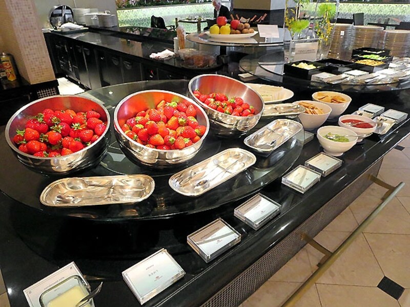 ザ・テラス イチゴや漬物のブッフェ台