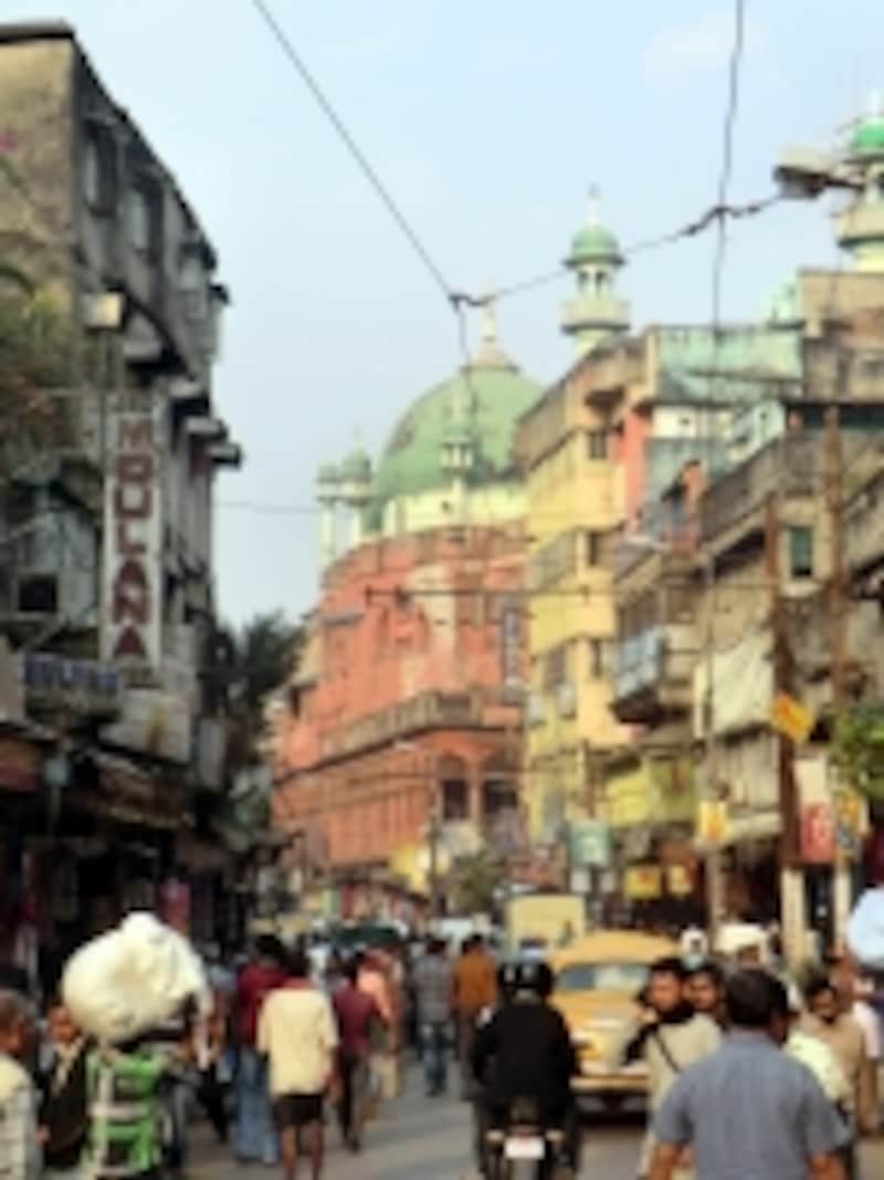 コルカタの雑踏の中に佇むモスク、ナゴーダ・マスジッド（奥）