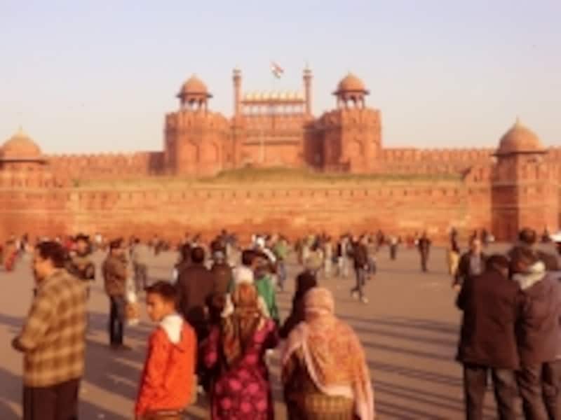 「赤い城」を意味するラールキラーはデリーのシンボル。シャー＝ジャハーンによって建設された